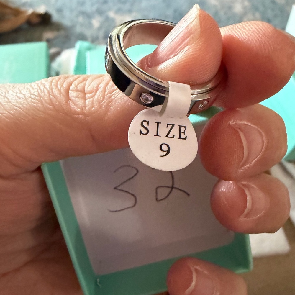 Elegant Silver Women's Ring - Picture 2 of 2